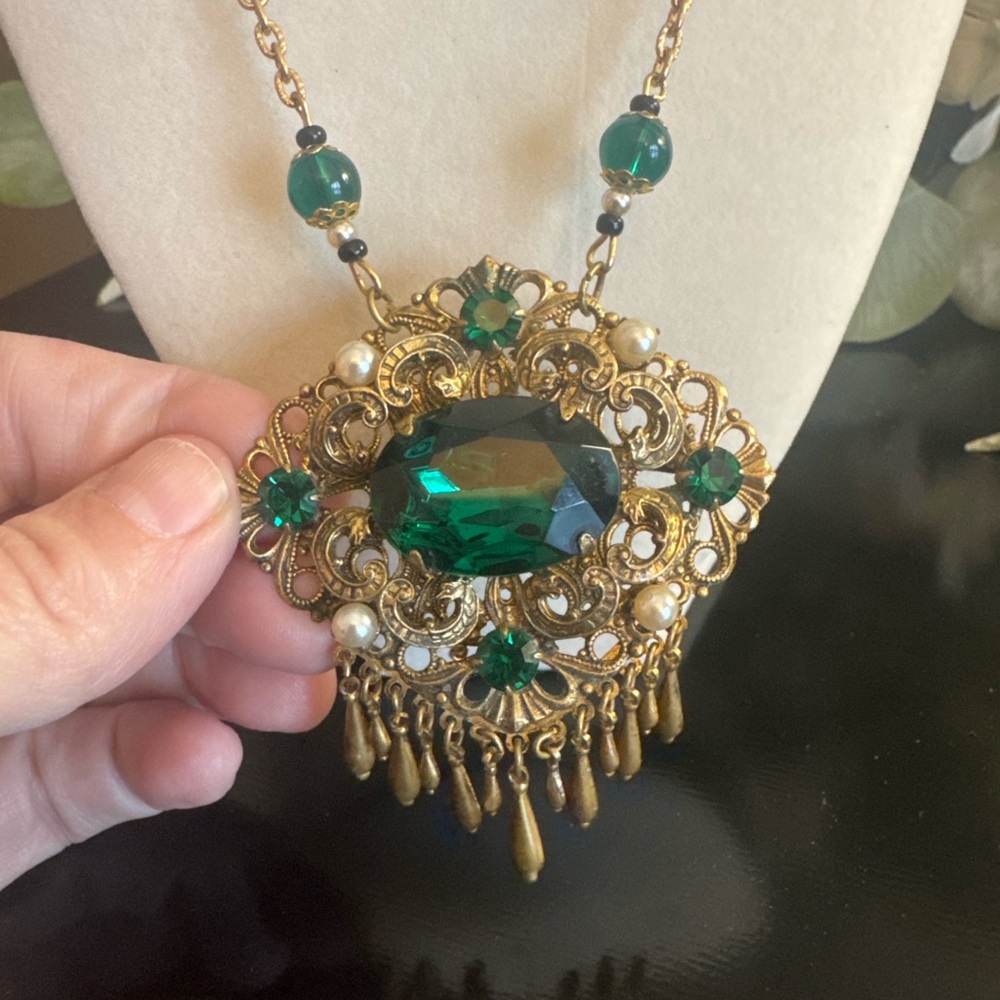Vintage Emerald Green Glass Filagree Renaissance Victorian Barrel Clasp - Picture 2 of 5